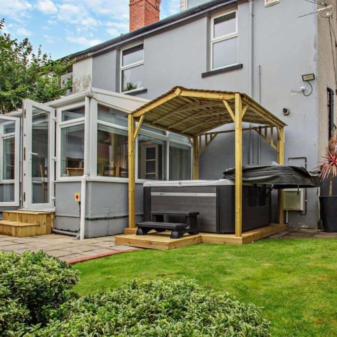 Ty Llwyd - Luxury Holiday Home Sleeping 8, Hot Tub Available
