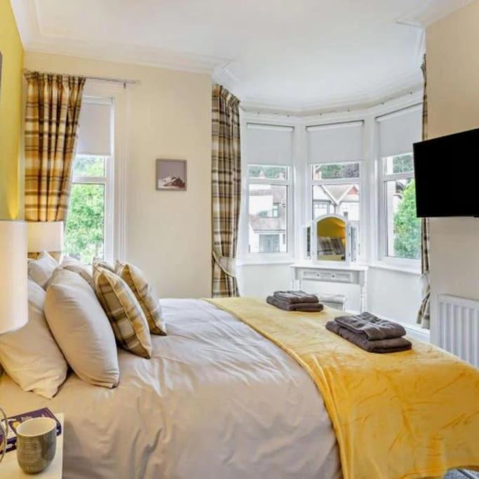 Ty Llwyd - Luxury Holiday Home Sleeping 8, Hot Tub Available Holiday home