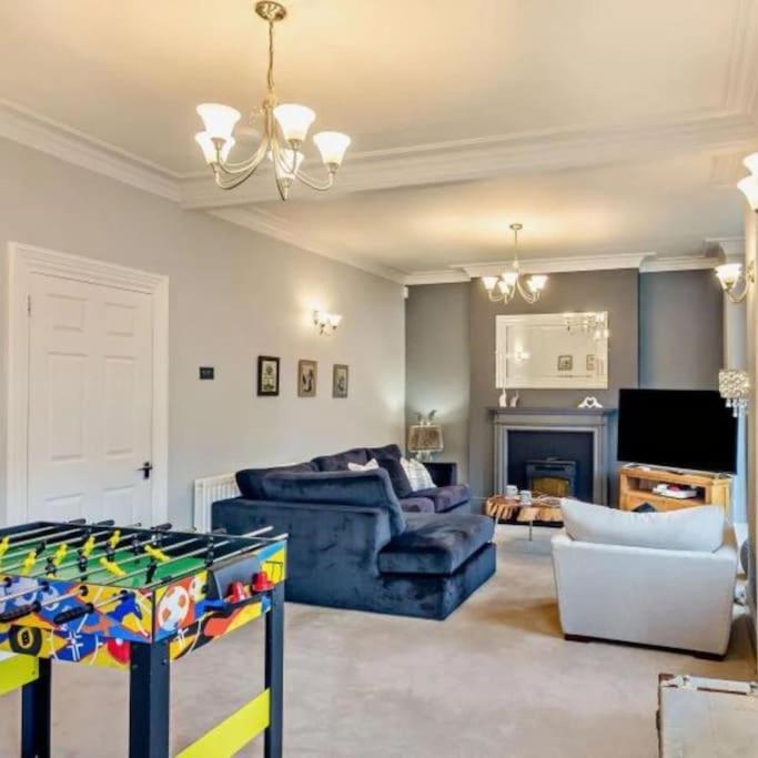 Ty Llwyd - Luxury Holiday Home Sleeping 8, Hot Tub Available *