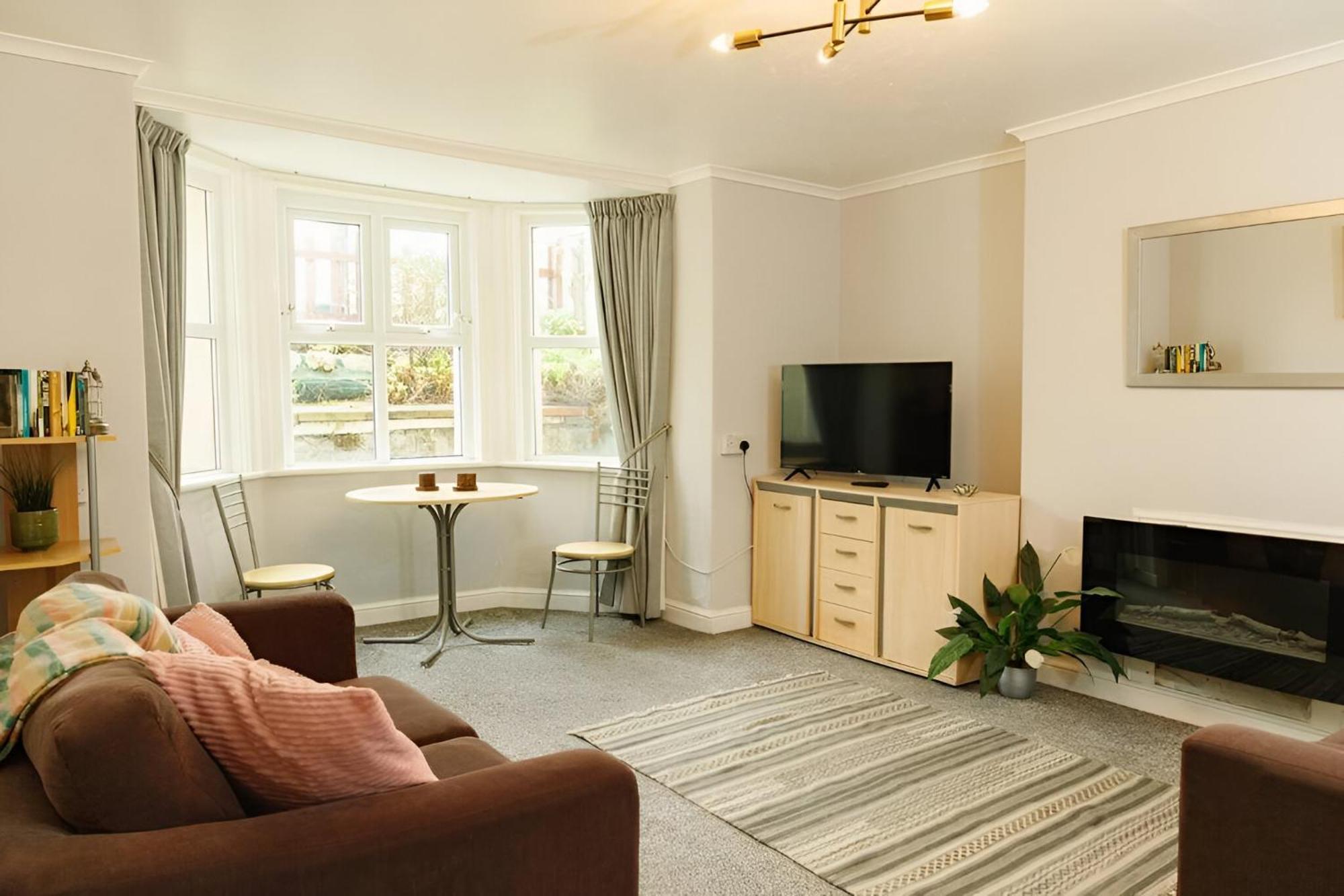 Seaside Charm 1br Coastal Retreat In Wales *