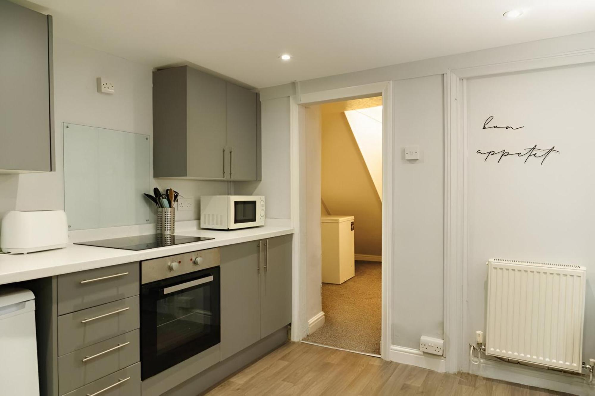 Seaside Charm 1br Coastal Retreat In Wales Apartment *