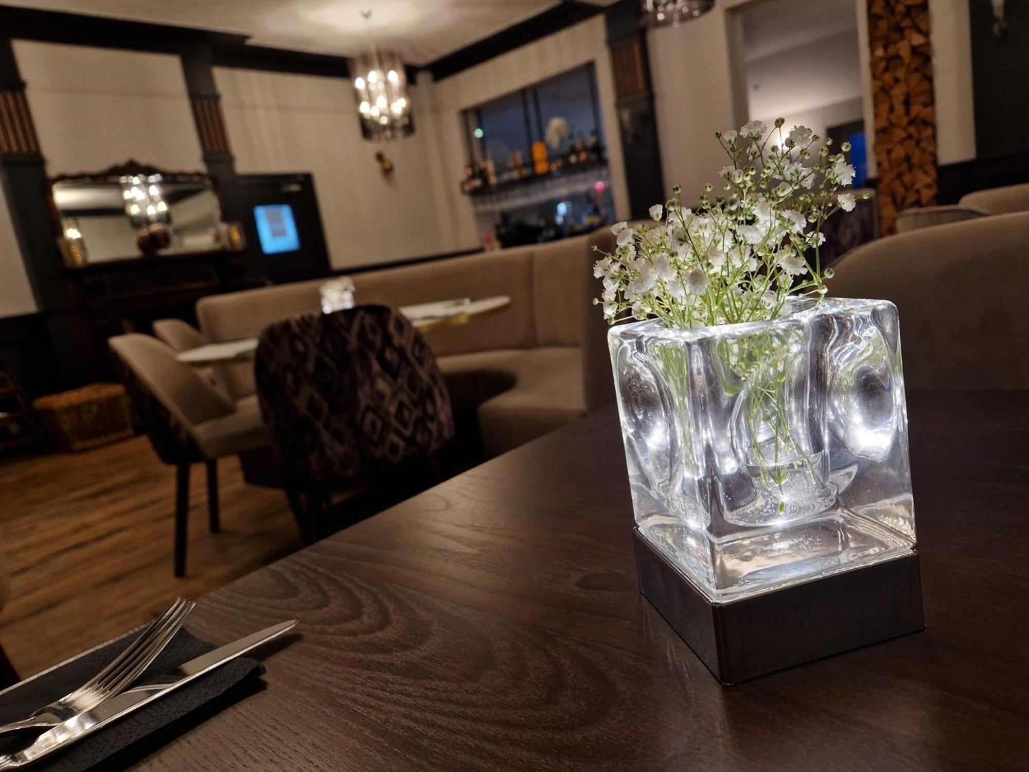 The Lilly Restaurant With 4*