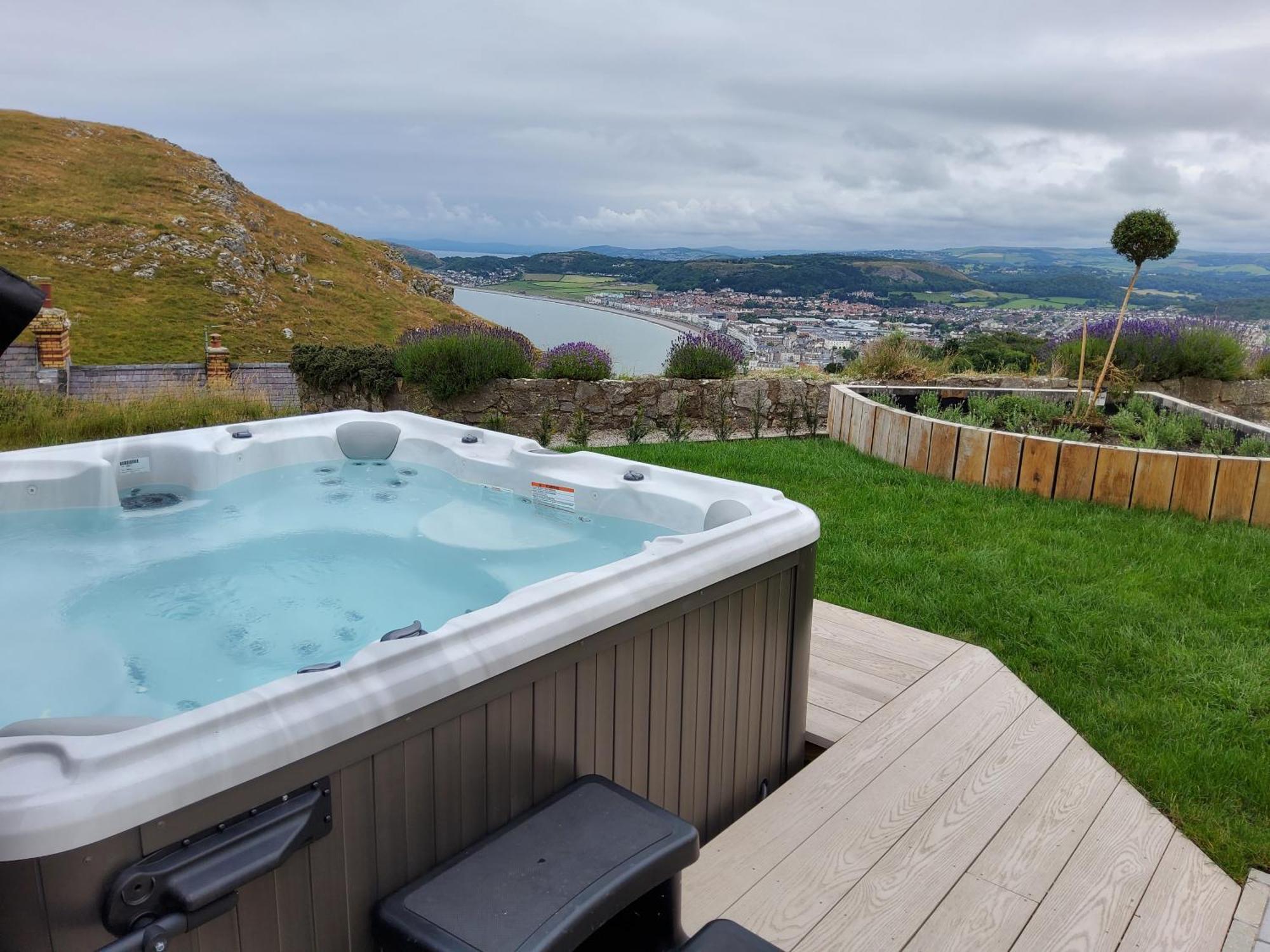 Orme Villa, Hot Tub, Llandudno, Stunning Views , Sleeps 12 *
