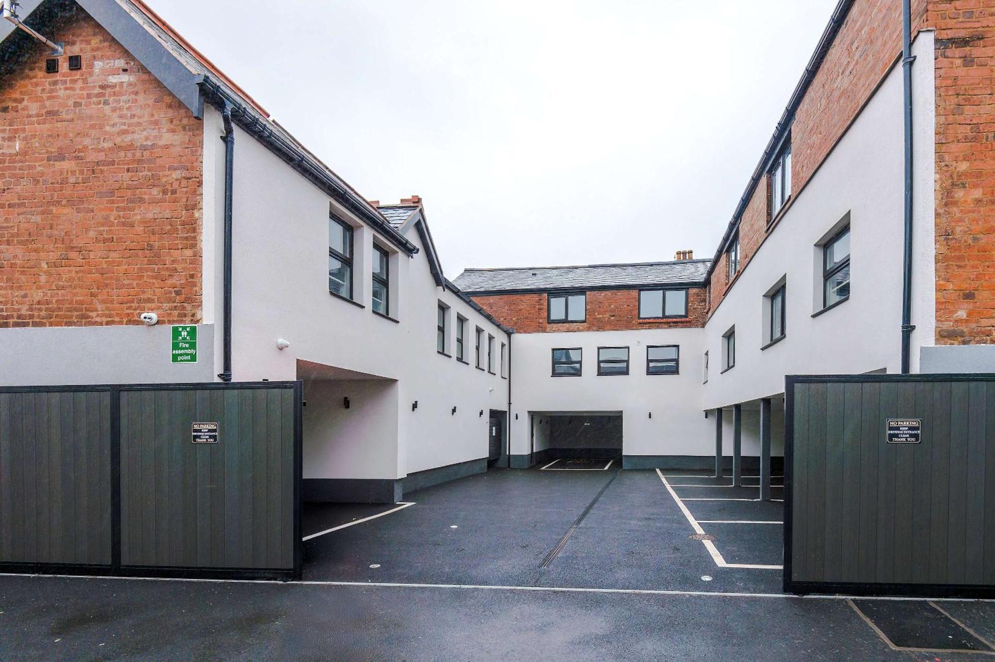 Court Complex - Sleeps 24 Llandudno