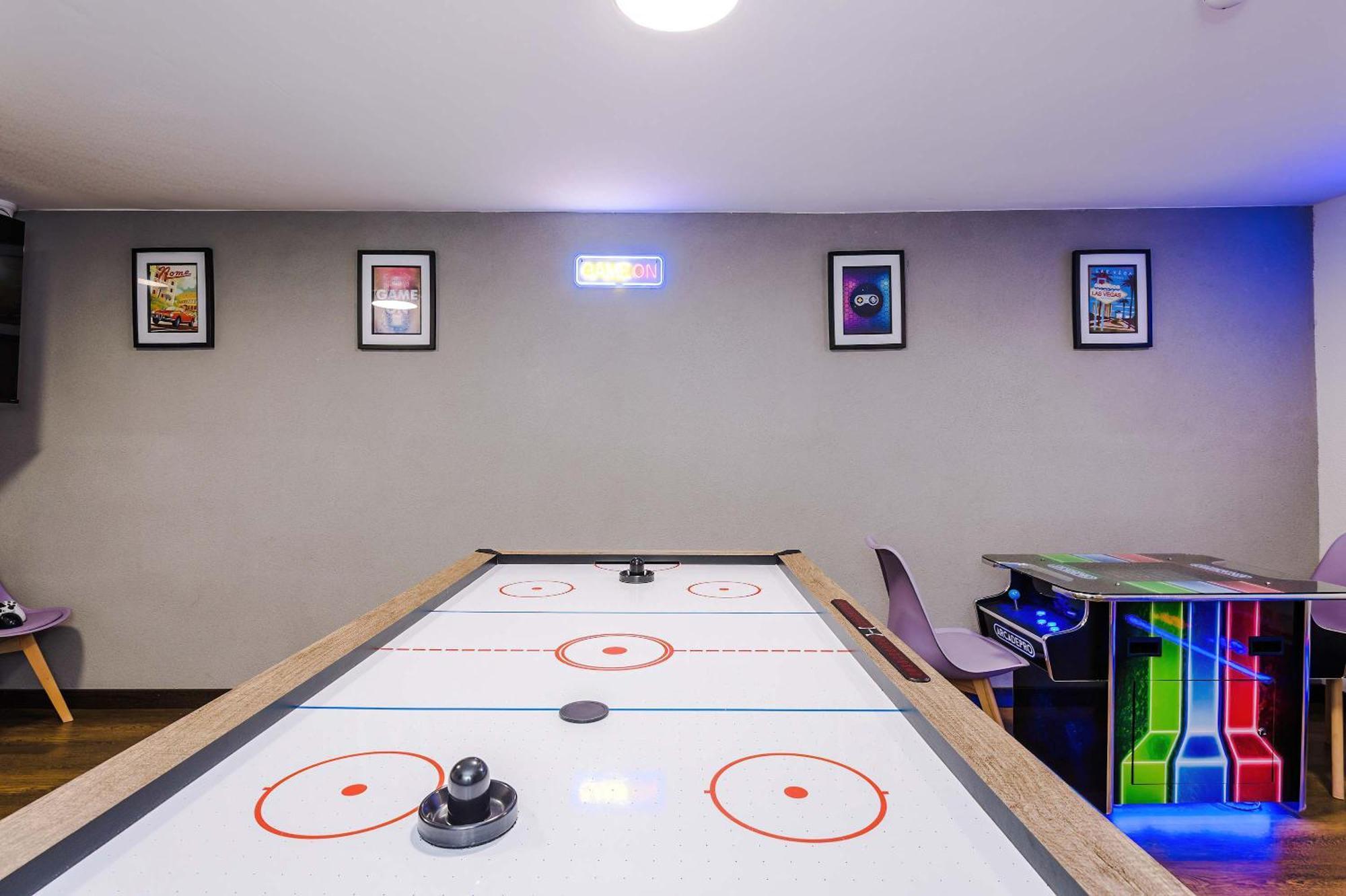 Court Complex - Sleeps 24 *