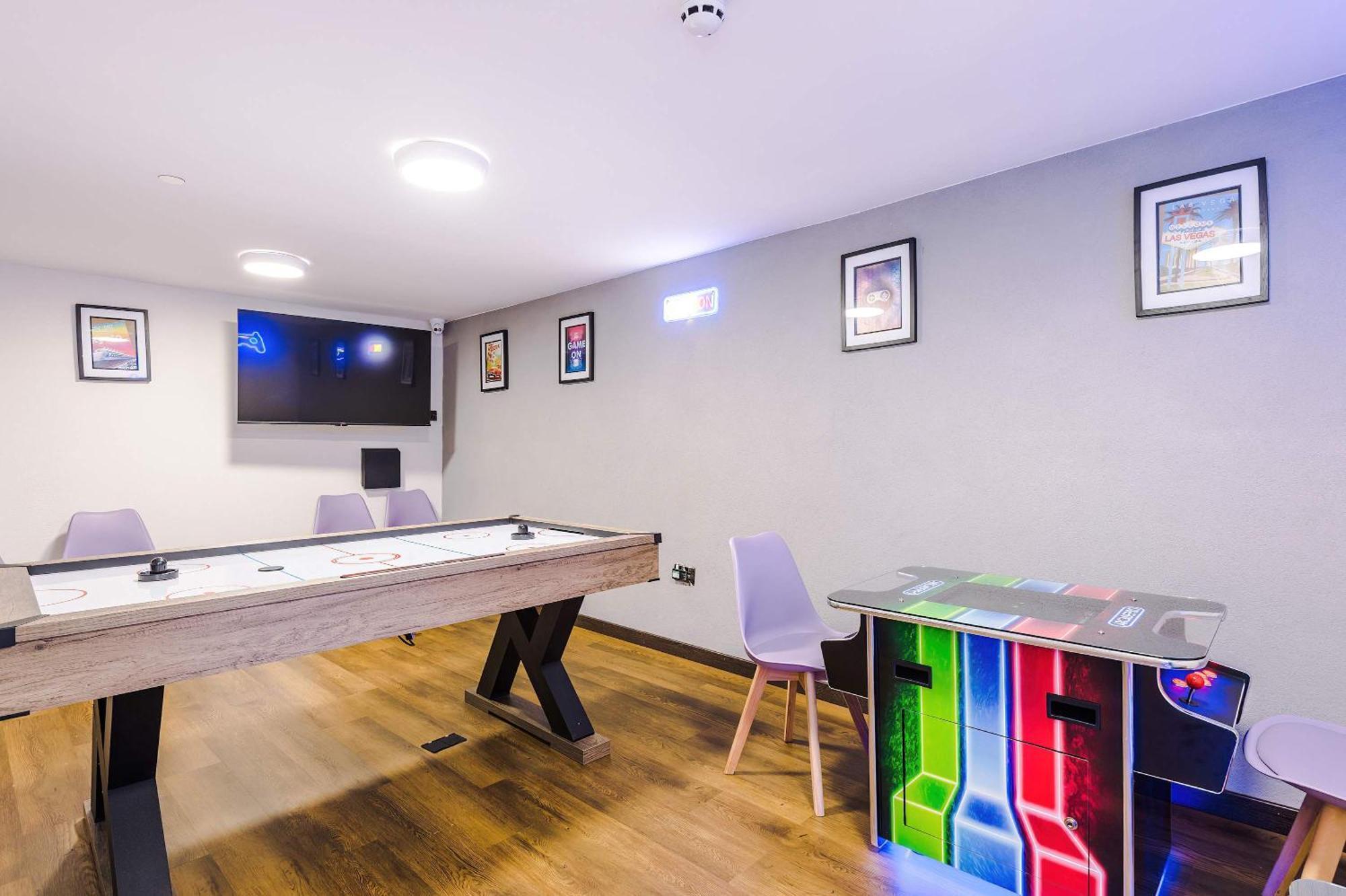Court Complex - Sleeps 24 Apartment