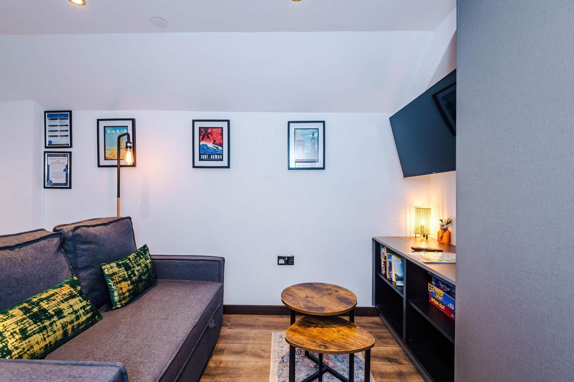 Court Complex - Sleeps 24 Apartment *