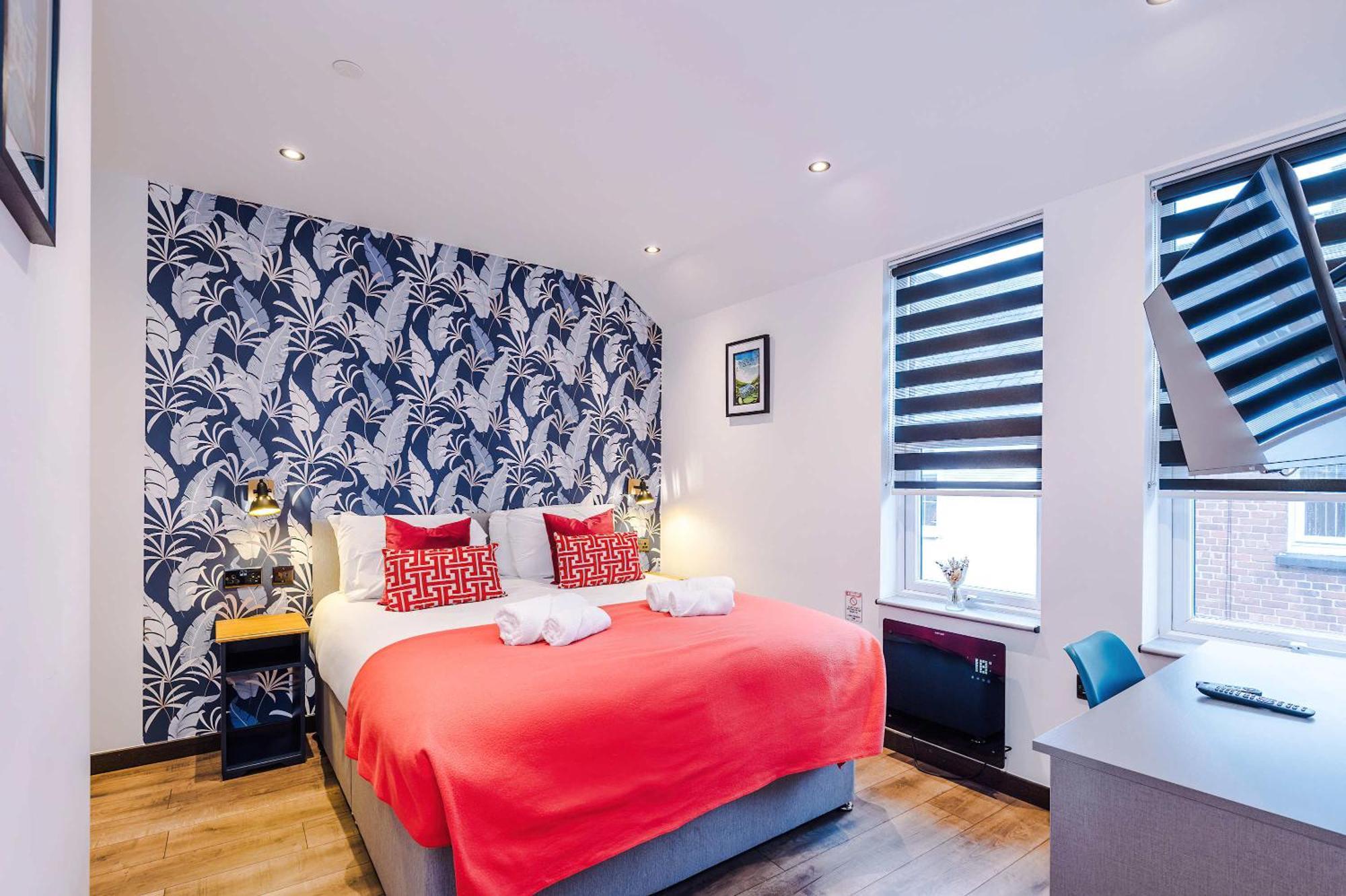 Court Complex - Sleeps 24 Apartment Llandudno