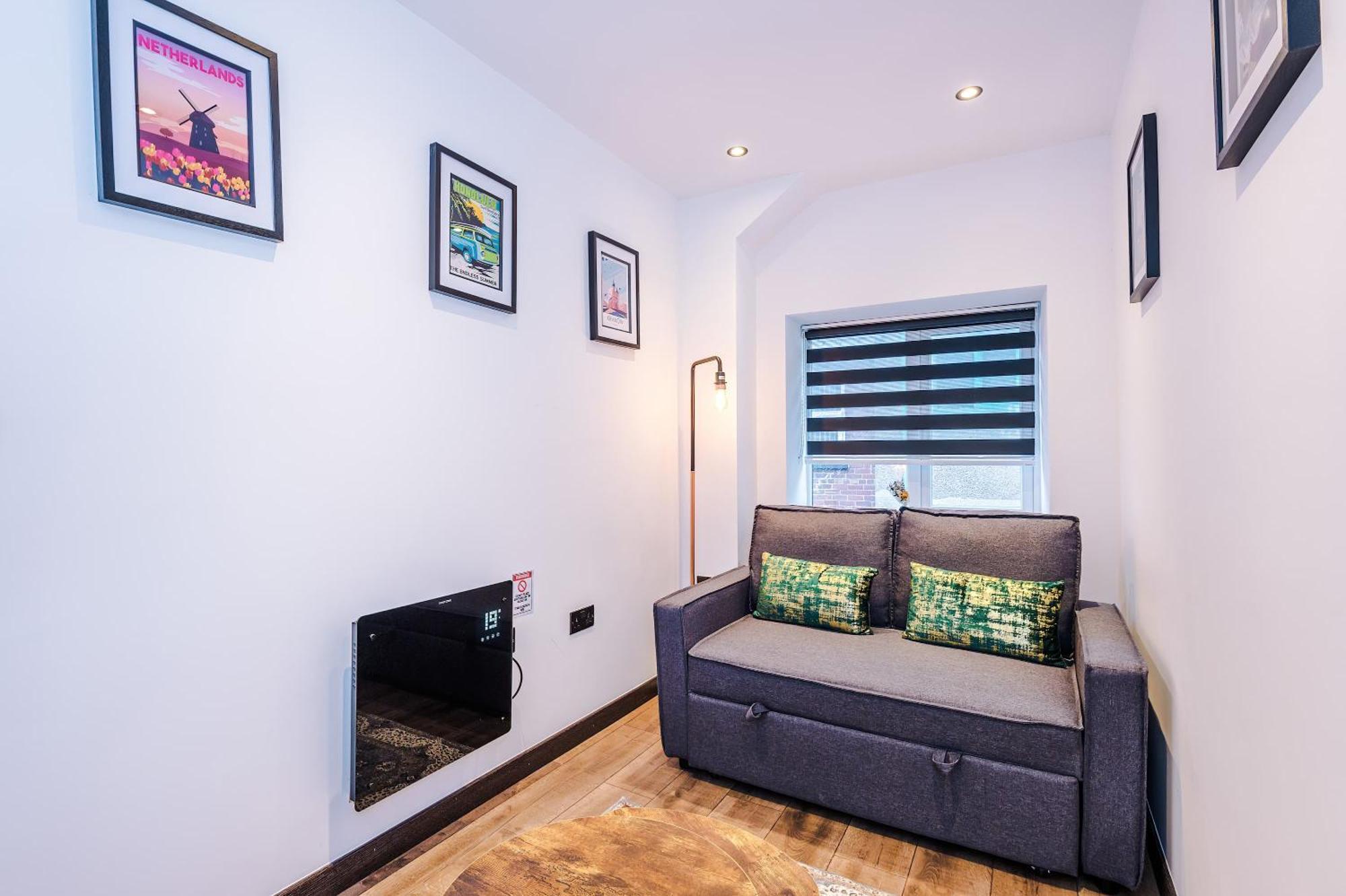 Court Complex - Sleeps 24 * Llandudno