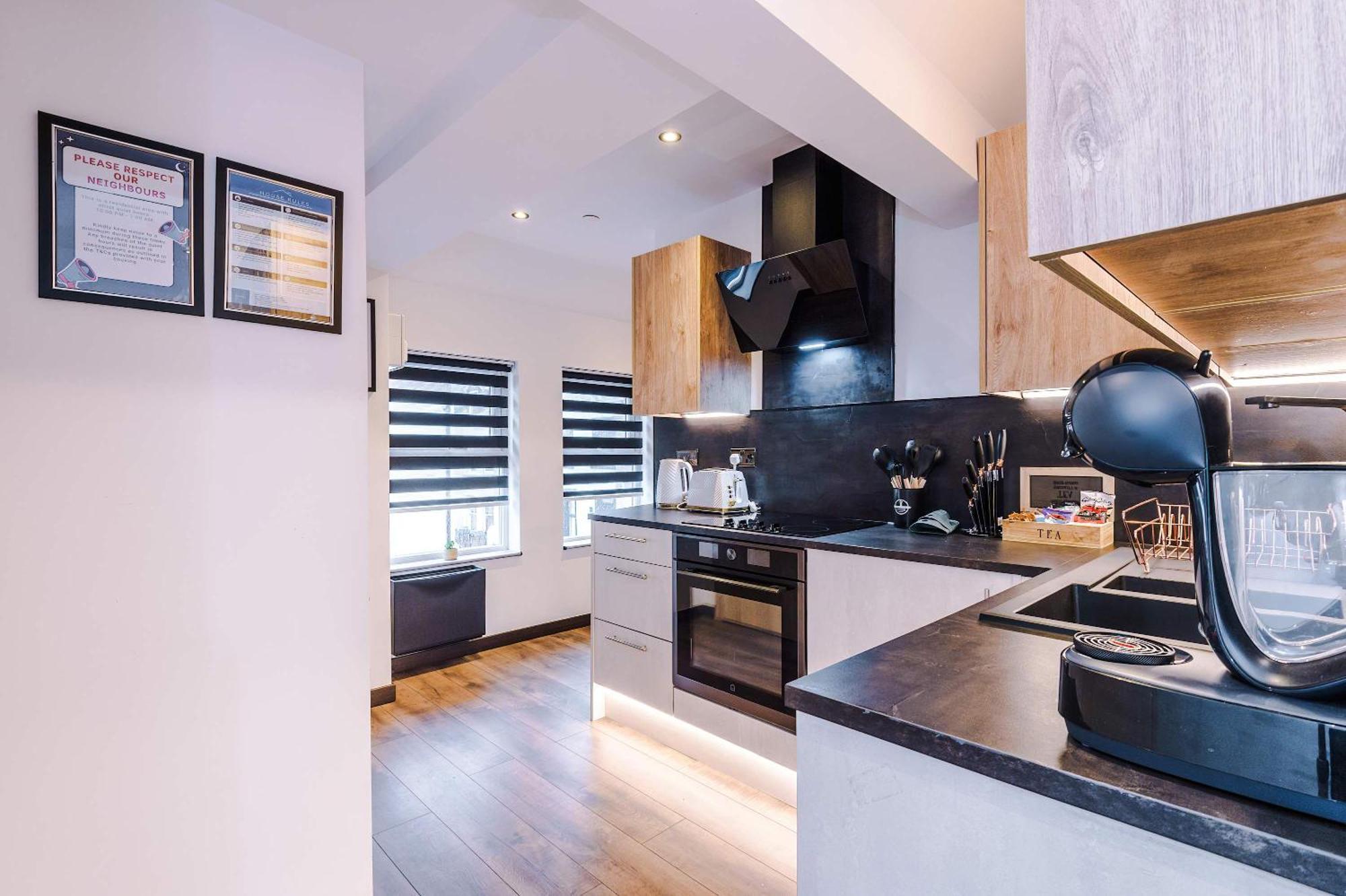 Court Complex - Sleeps 24 Apartment