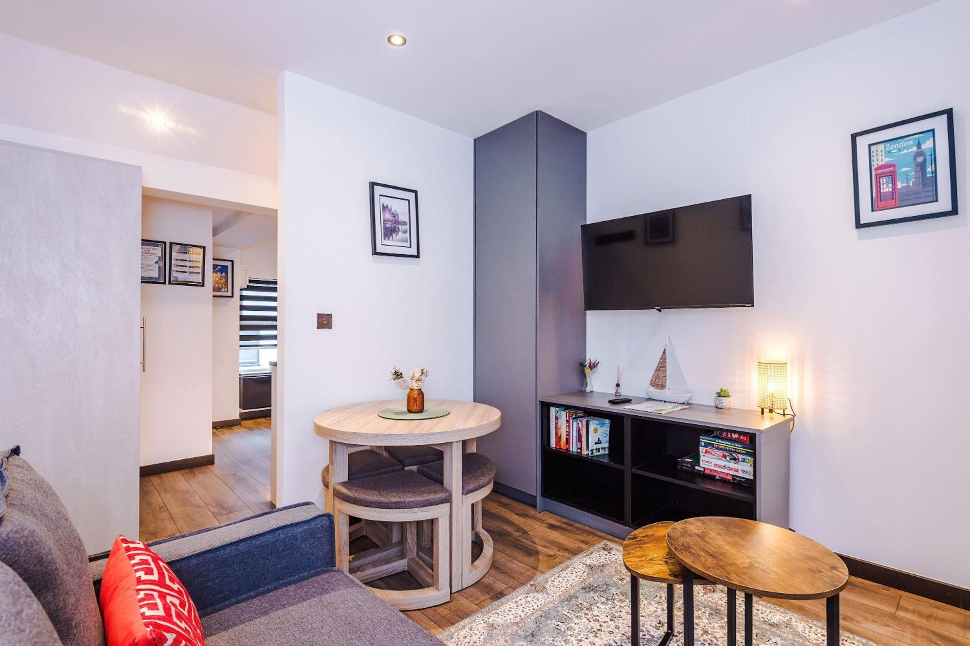 Court Complex - Sleeps 24 Apartment *