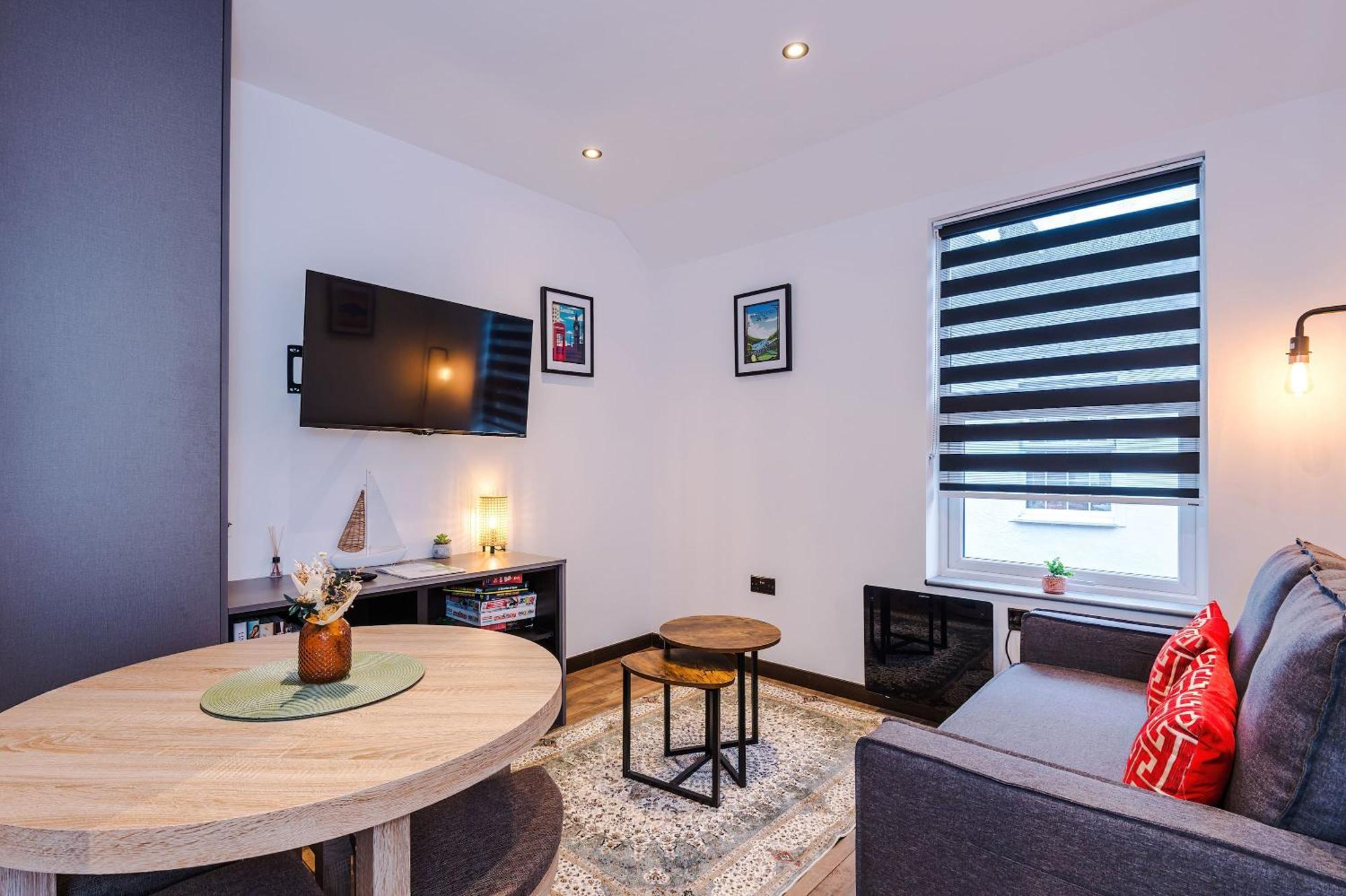 Court Complex - Sleeps 24 Apartment