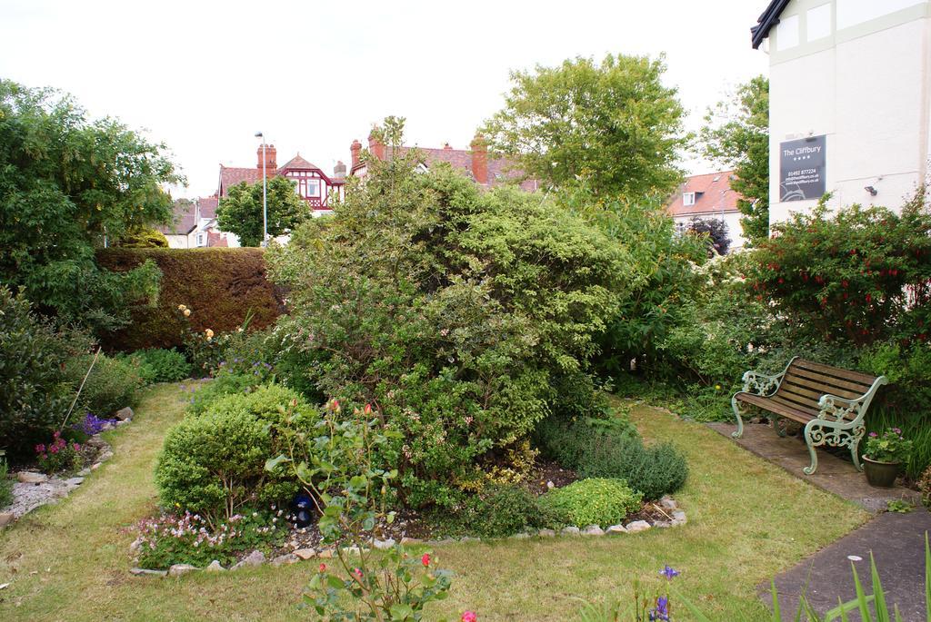 Guest house Cleave Court