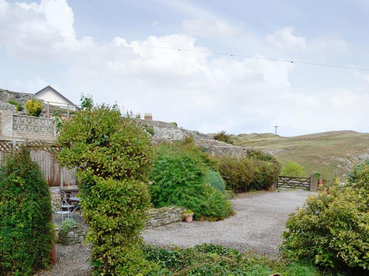 Holiday home Raven's *