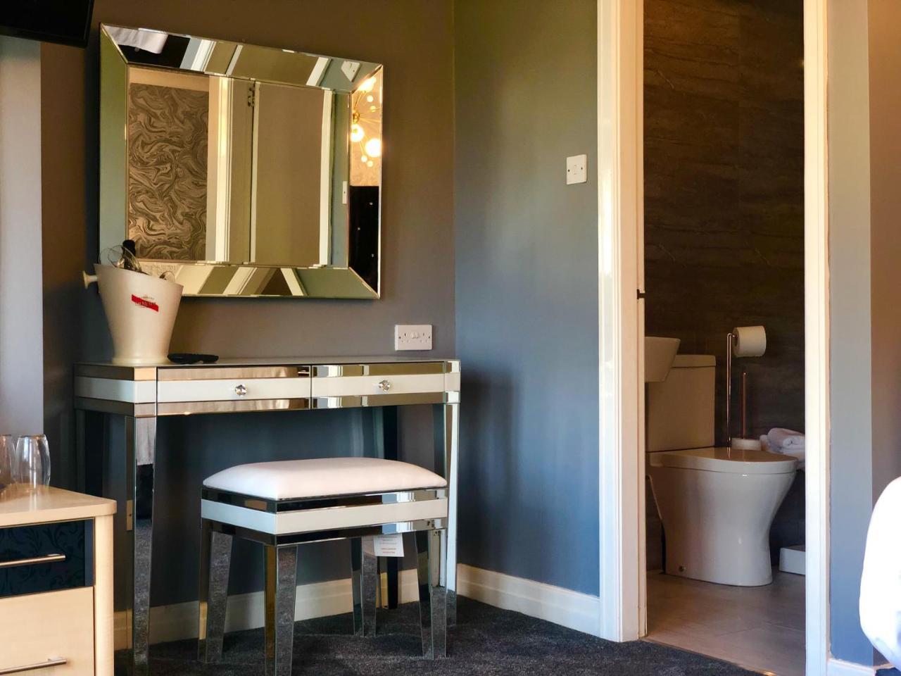 The Lilly Restaurant With 4* Llandudno