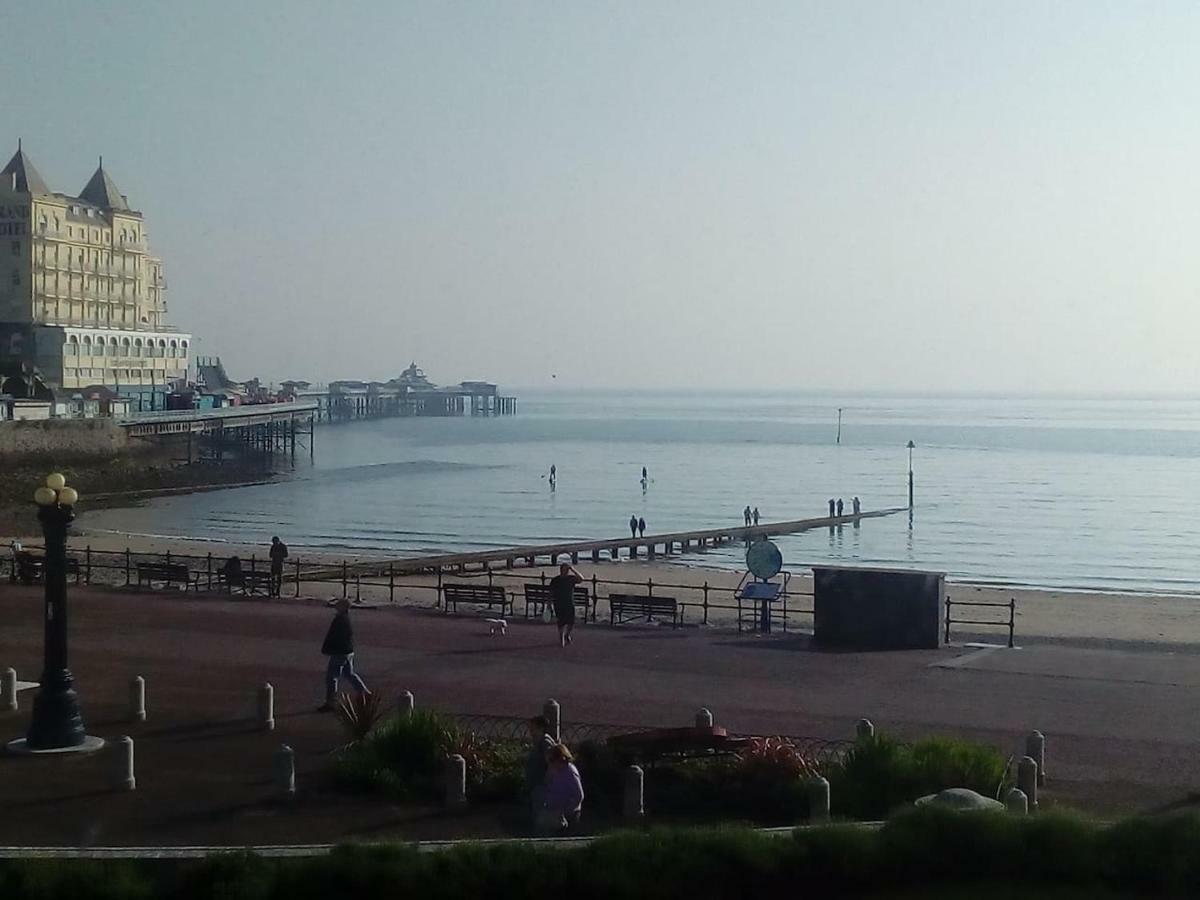 Beachfront 2nd Floor Apartment Llandudno