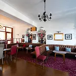Whitehouse Hotel