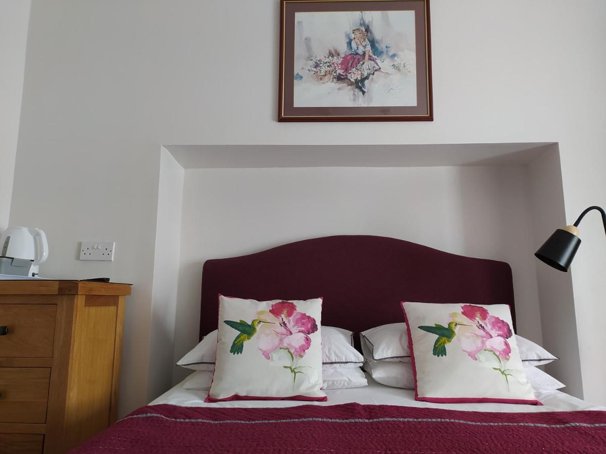 Frosty Towers Bed & Breakfast *