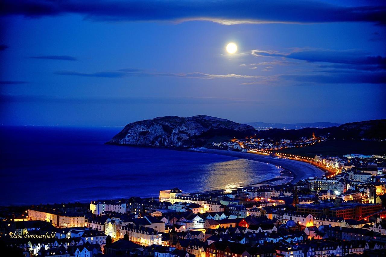 Superb Cintra Beachside Apartment Llandudno