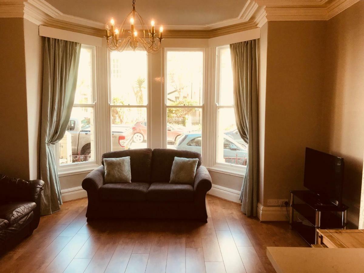 7 Llewelyn Avenue * Llandudno